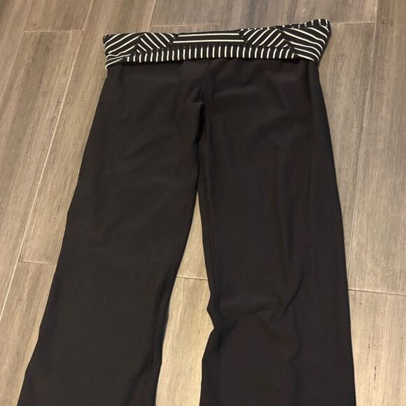 Lululemon Groove Pants Black Fold-Over Waistband Size 8 - Picture 4 of 9